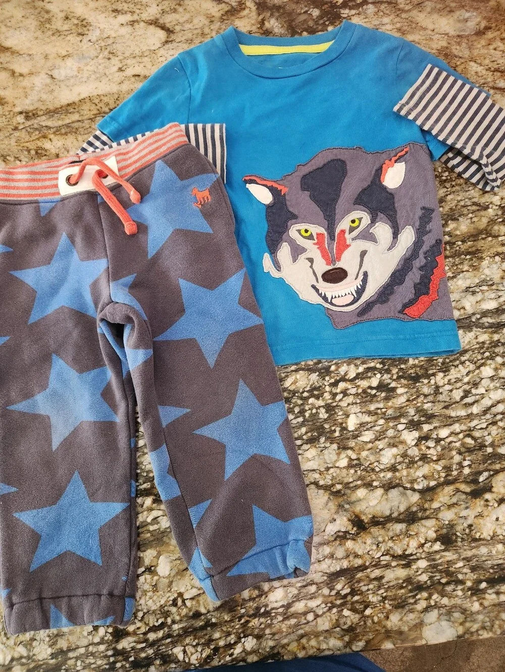 Blue Wolf Appliqué Tee with Star Print Pants 3/4